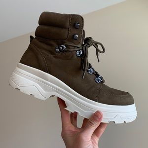 J/SLIDES Olive green boots sz 8